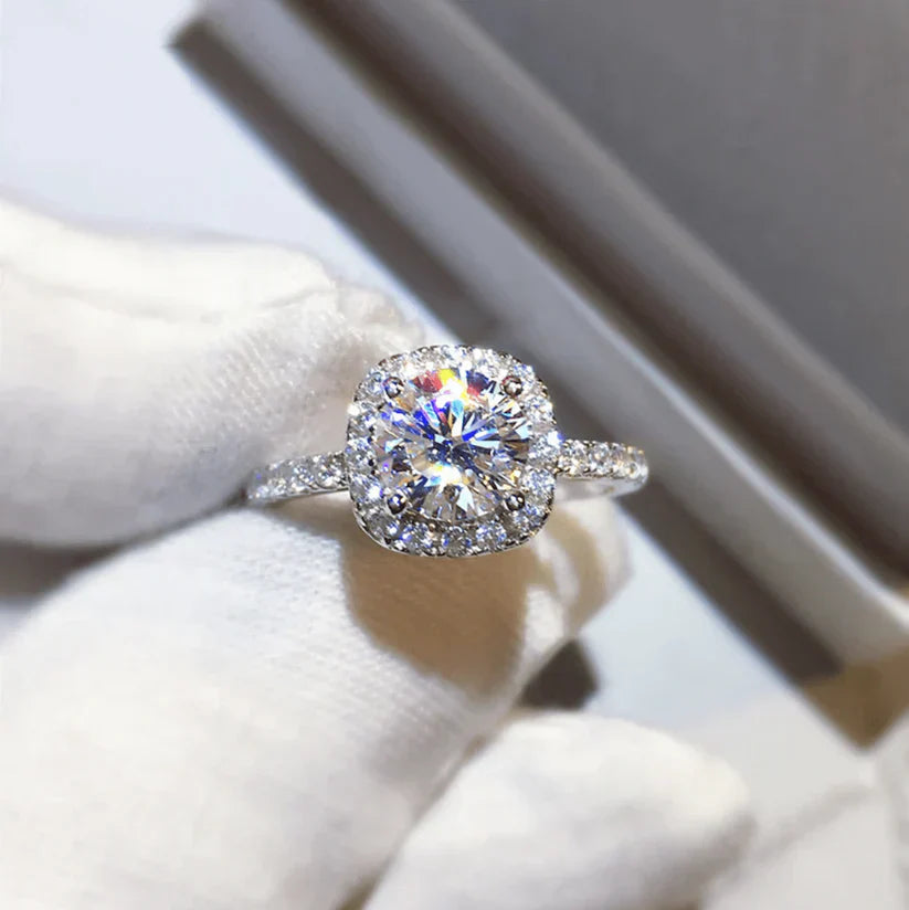 Zinnia Valeriani Ring | White Gold
